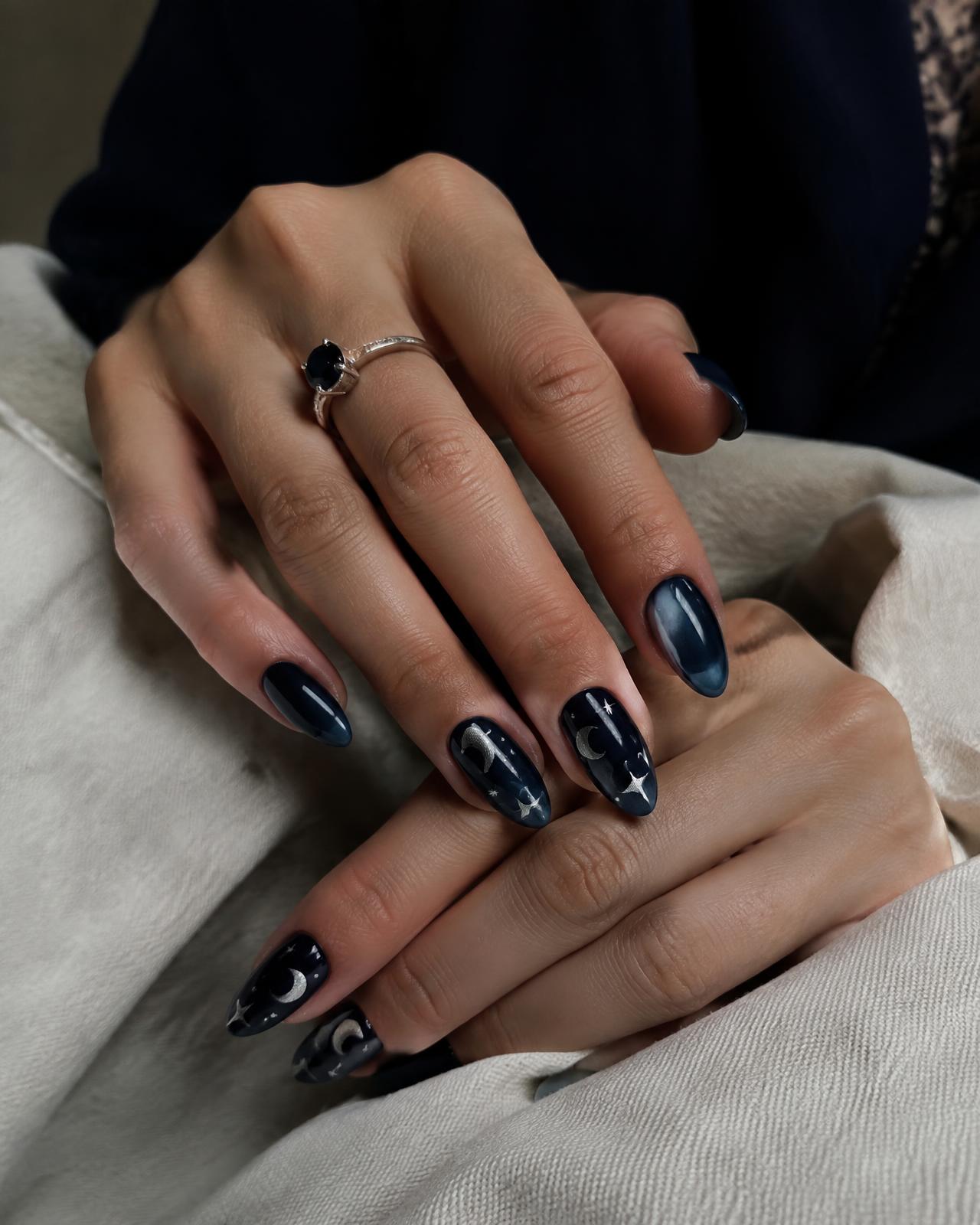 Granatowy manicure z motywem księżyca